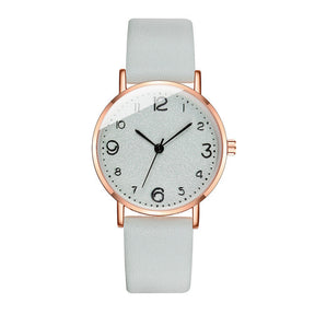 Montre élégante à cadran texturé avec bracelet en cuir