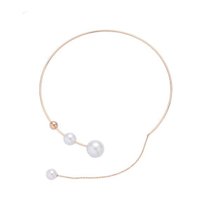 Collier ras du cou asymétrique en perles 