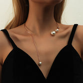 Collier ras du cou asymétrique en perles 